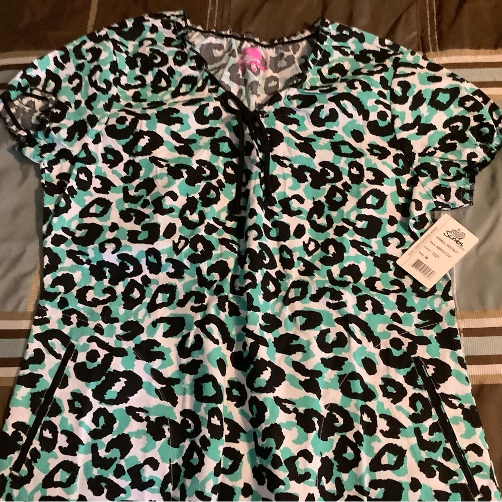 NWT I love scrubs scrub top size M